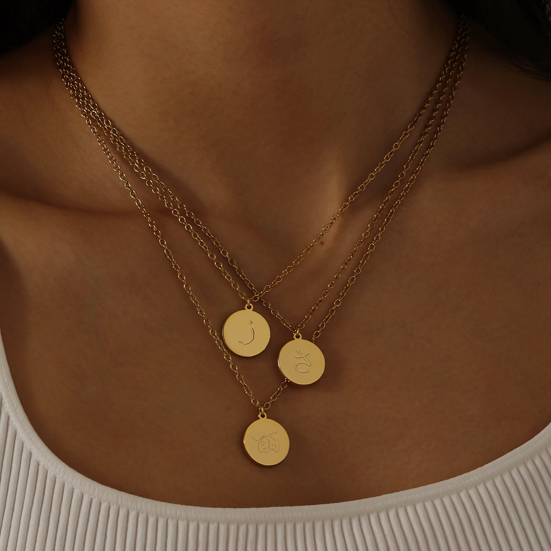 Classic Custom Round Charm Letter Necklace - Nuriale