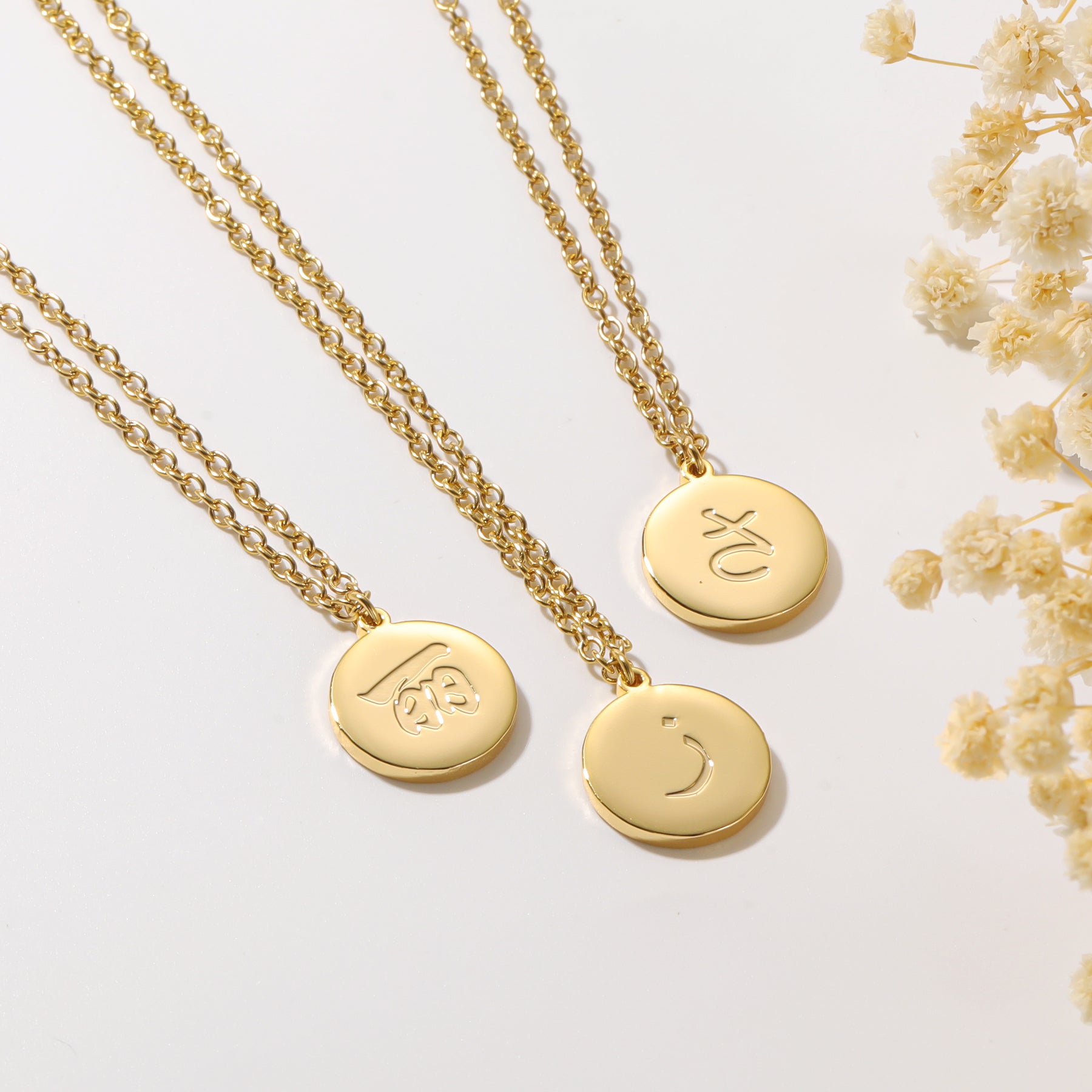 Classic Custom Round Charm Letter Necklace - Nuriale