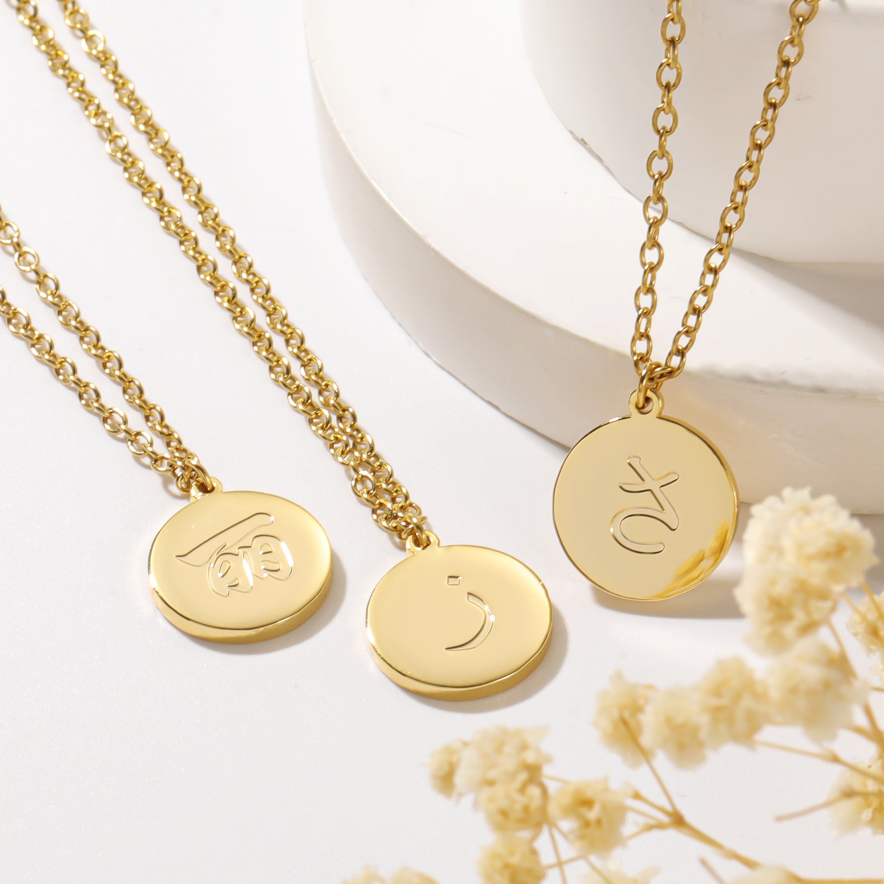 Classic Custom Round Charm Letter Necklace - Nuriale