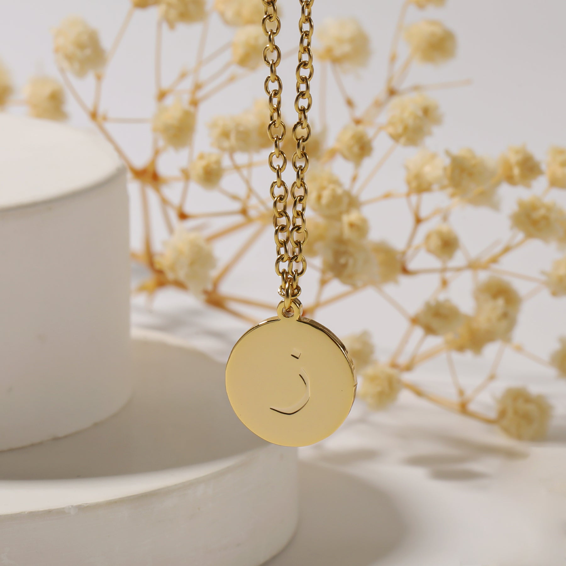 Classic Custom Round Charm Letter Necklace - Nuriale