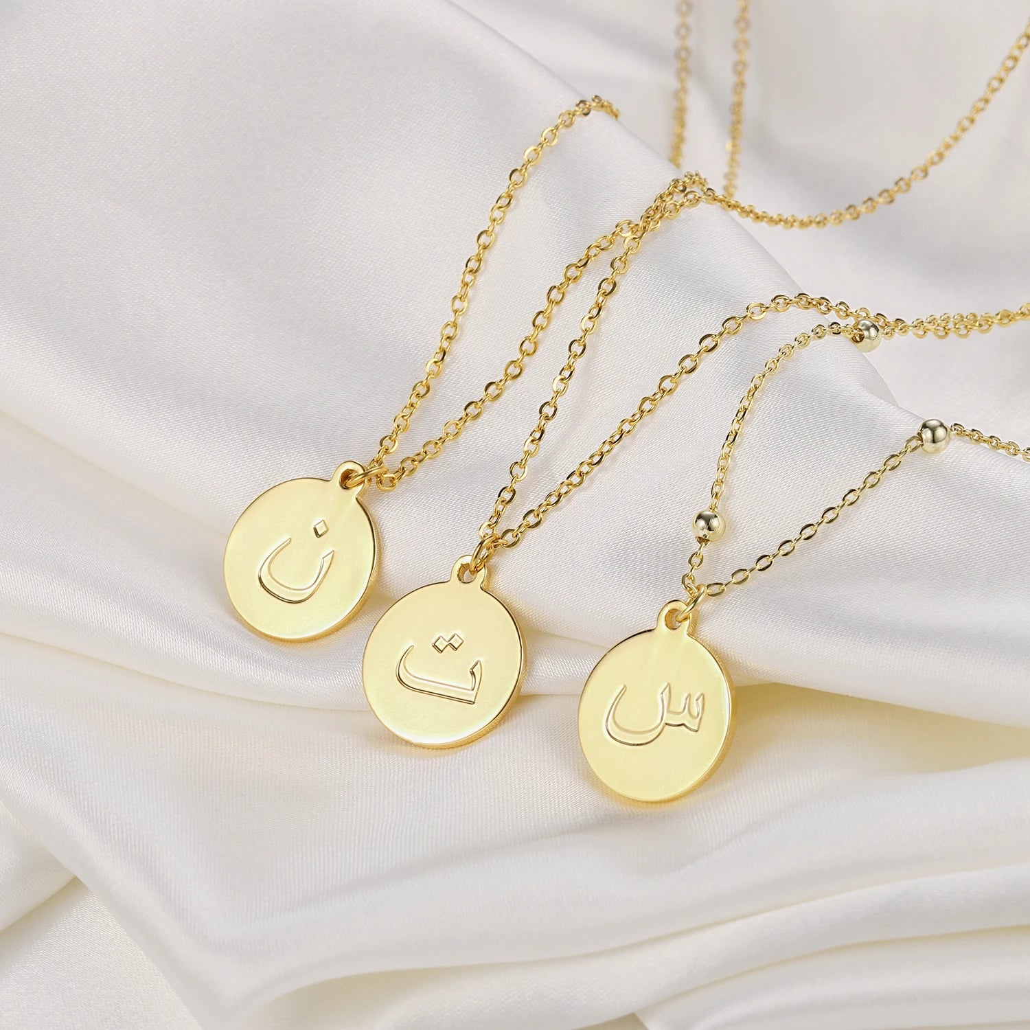 Classic Custom Round Charm Letter Necklace - Nuriale