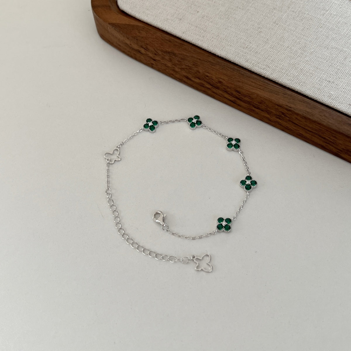 Emerald Accented Clover Bracelet - Nuriale