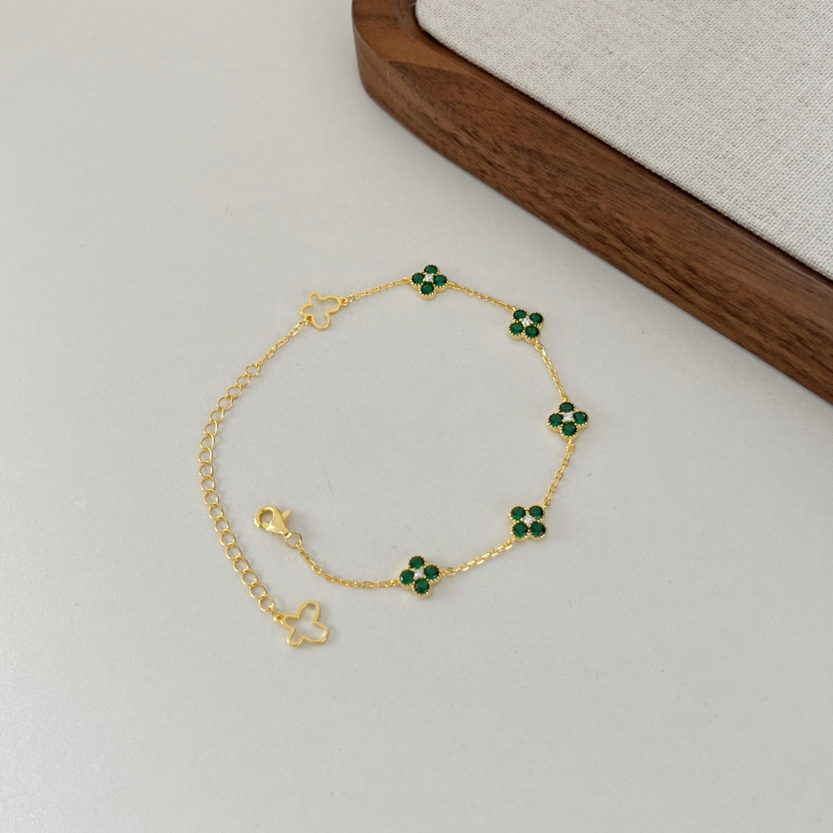Emerald Accented Clover Bracelet - Nuriale