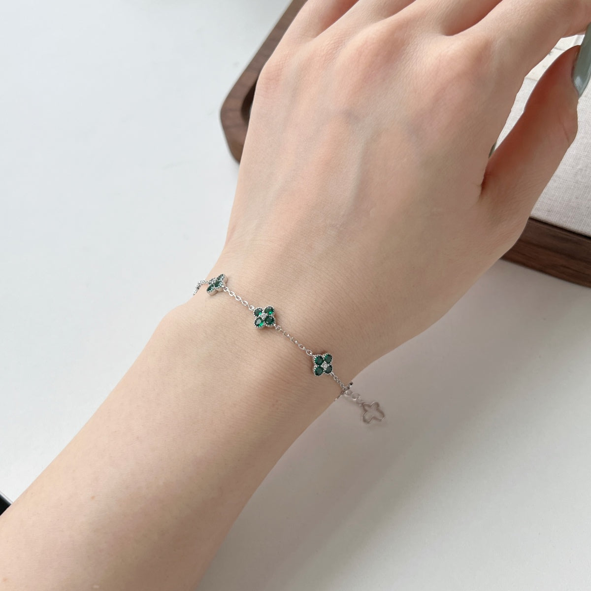Emerald Accented Clover Bracelet - Nuriale
