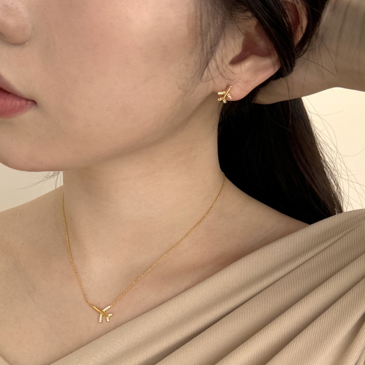 Airplane Pendant Necklace - Stylish Travel Accessory | Nuriale
