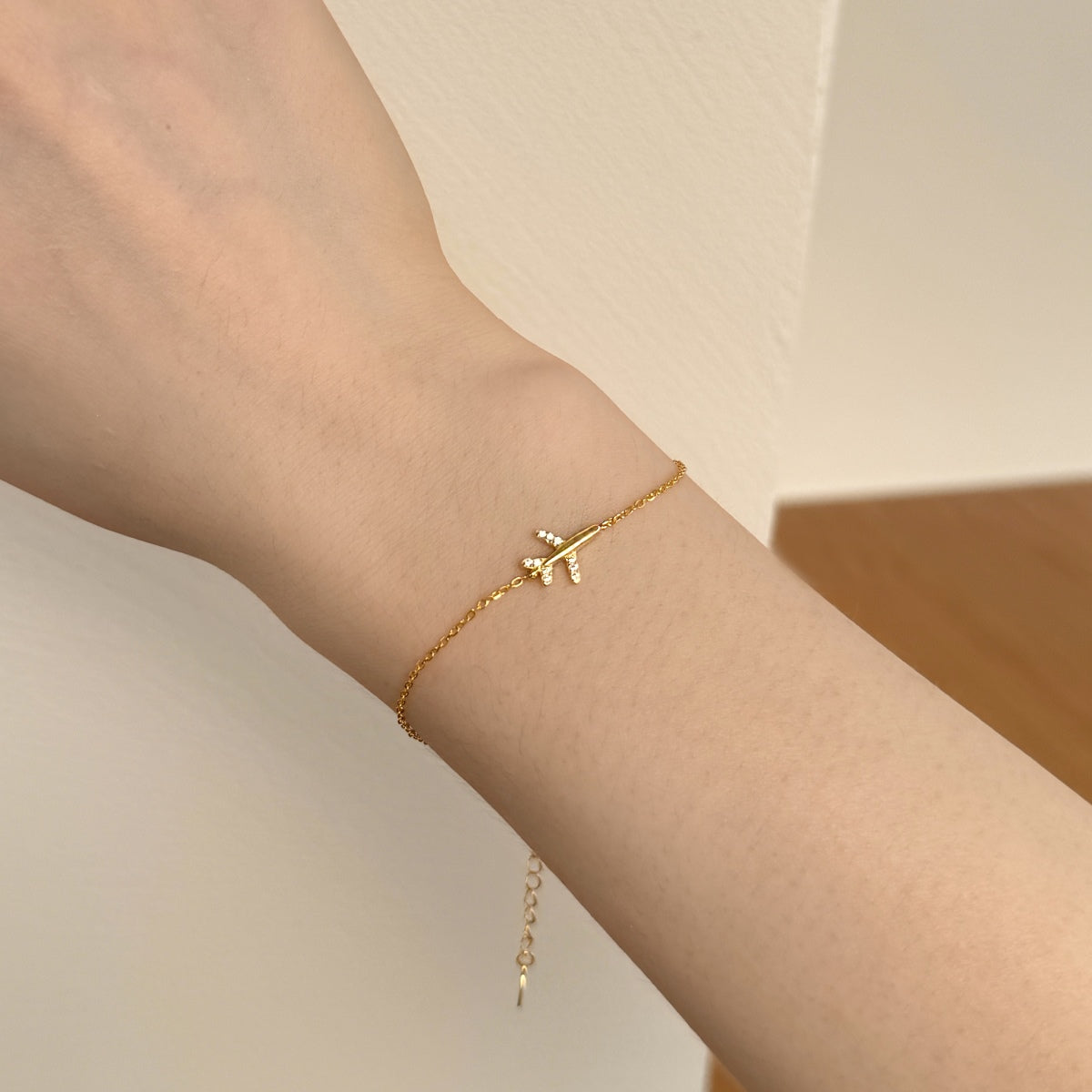 Airplane Charm Bracelet - Travel-Inspired Accessory | Nuriale