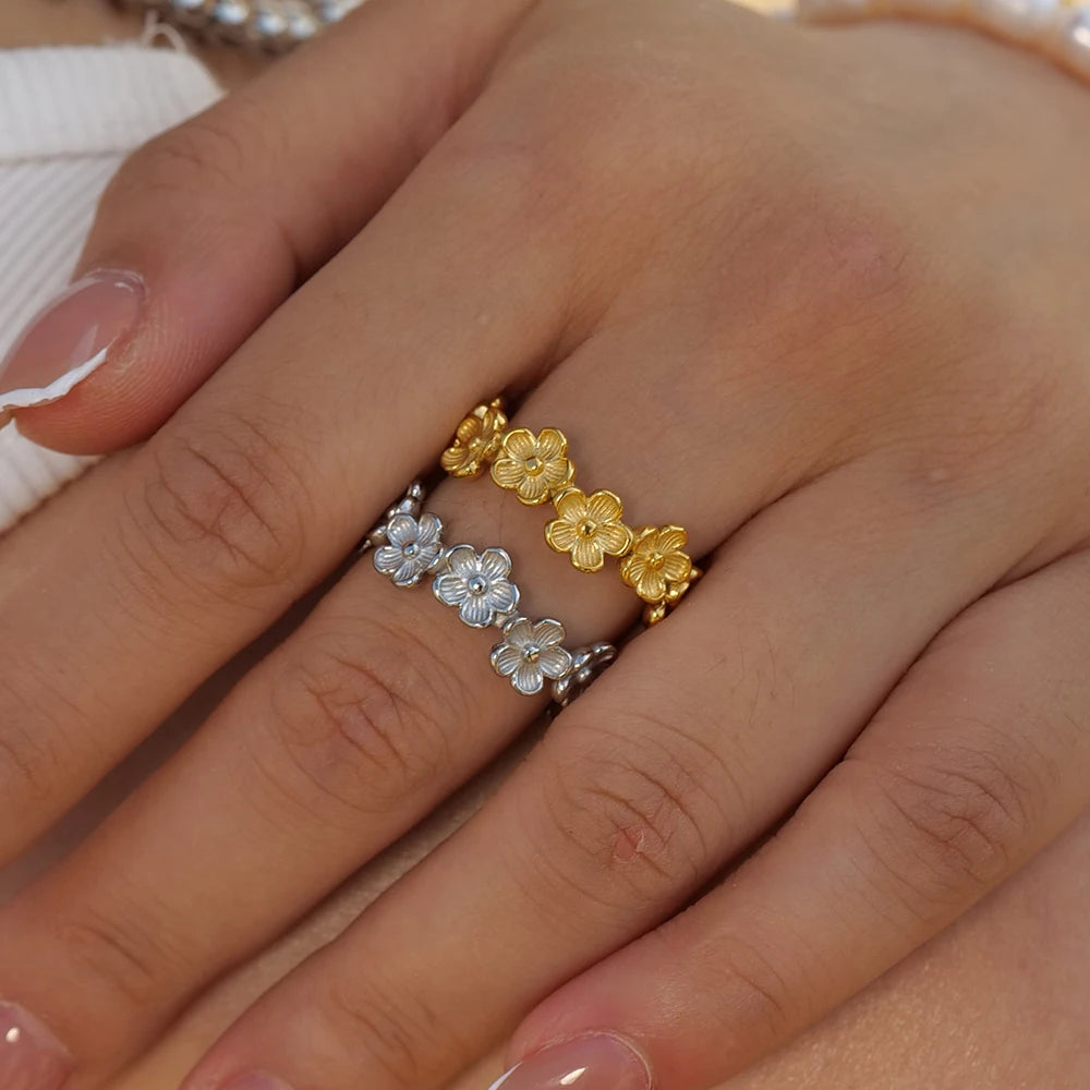 Dainty Flower Stacking Ring - Nuriale