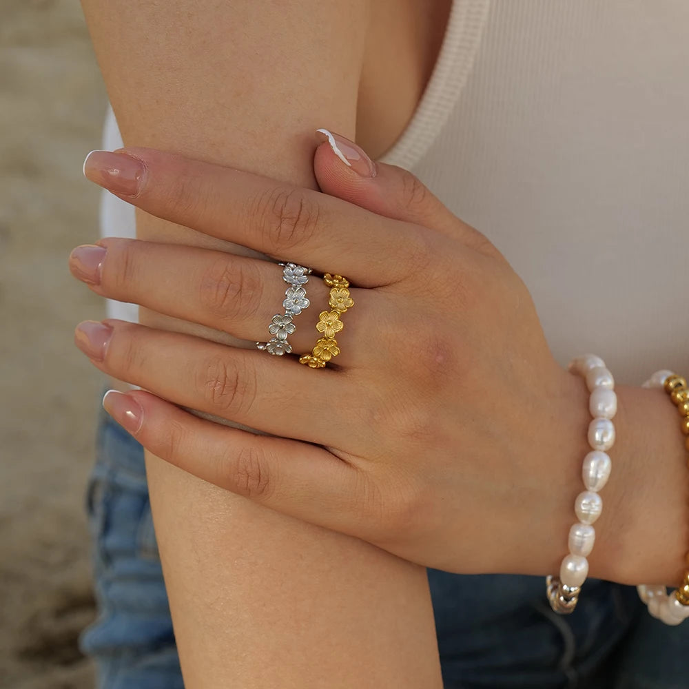 Dainty Flower Stacking Ring - Nuriale