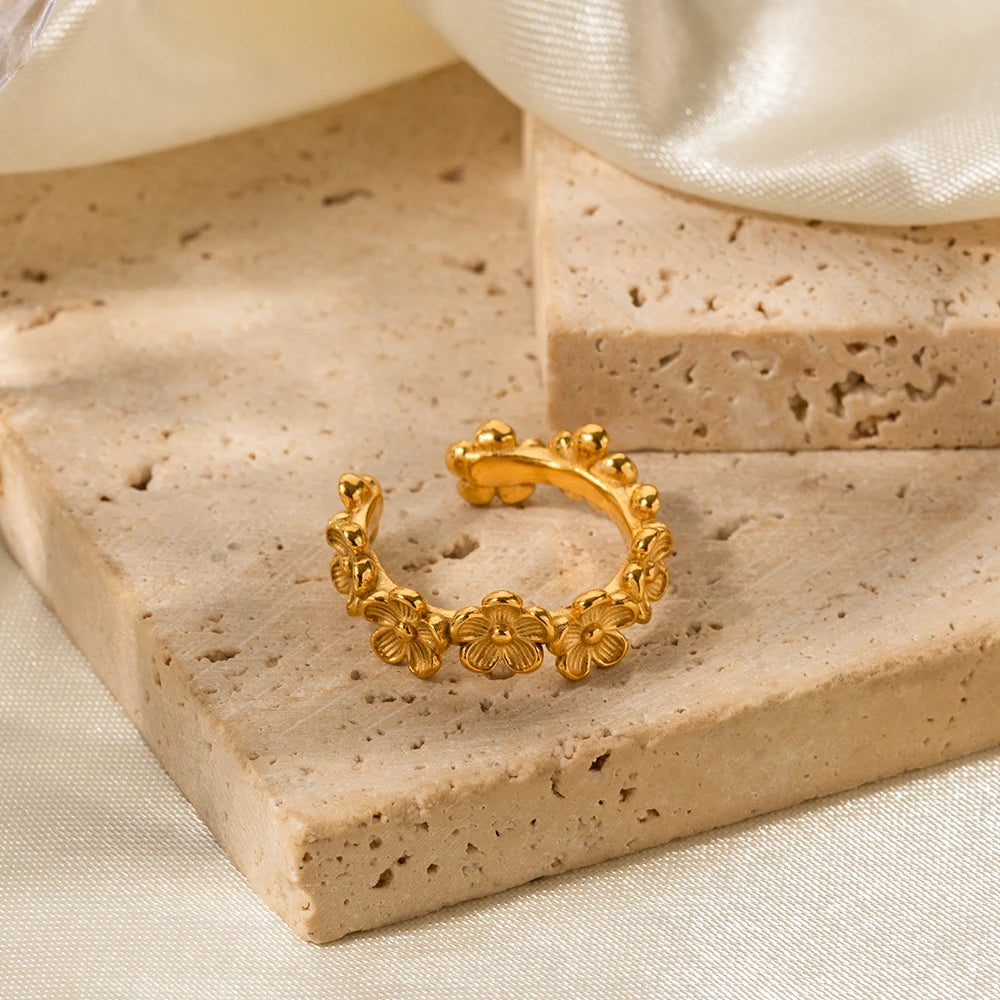 Dainty Flower Stacking Ring - Nuriale