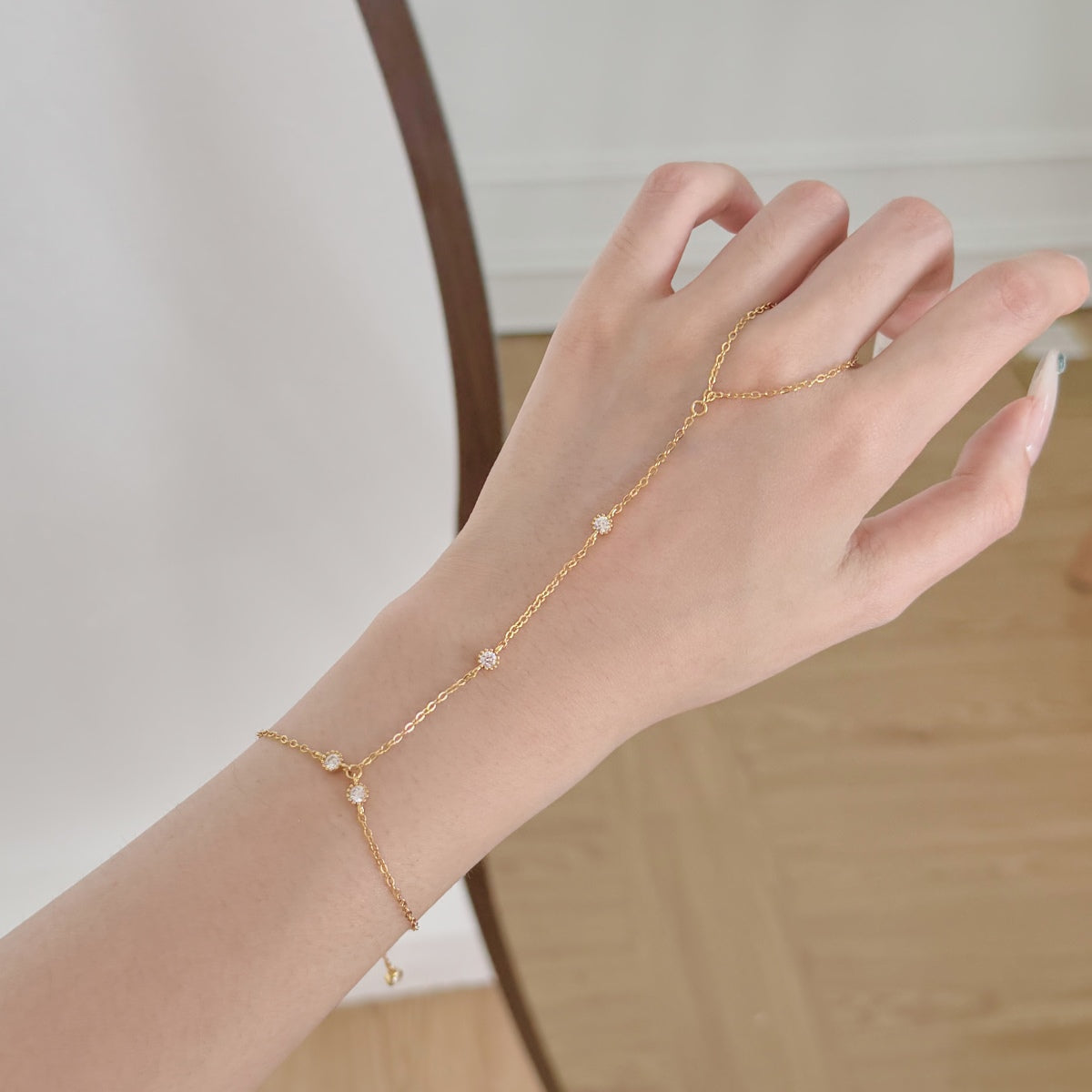 Crystal Stoned Hand Chain - Nuriale