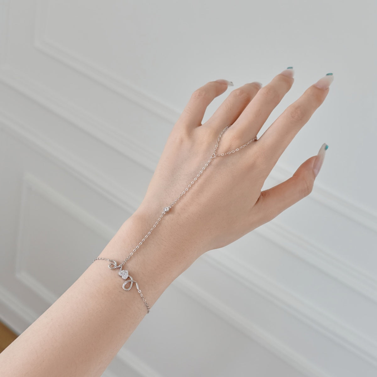 Love Hand Chain - Nuriale